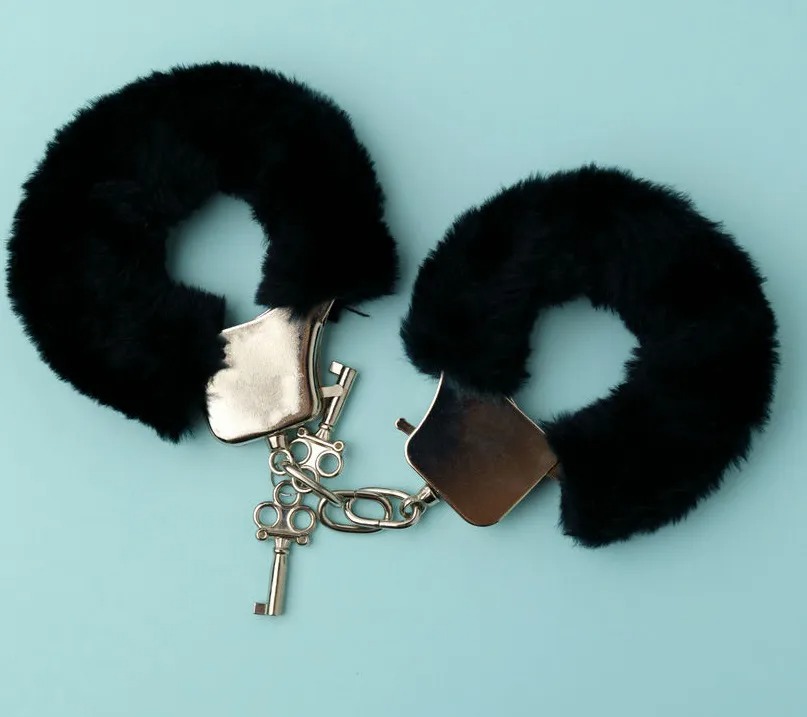 Algema de Metal com Pelúcia Preta